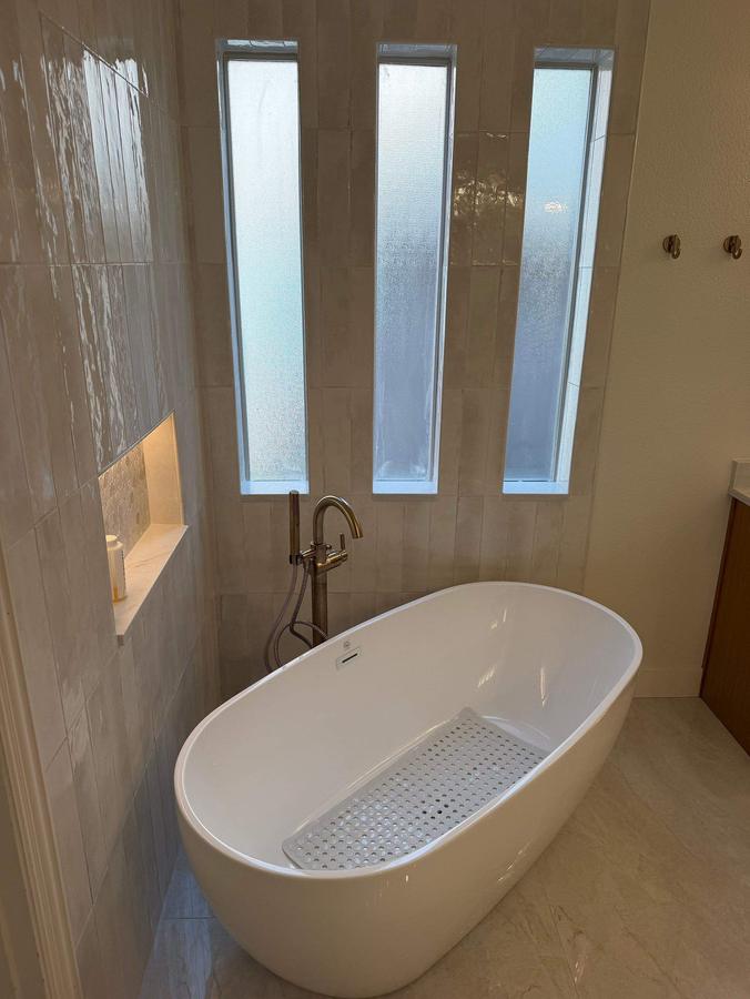 Freestanding tub with lit niche